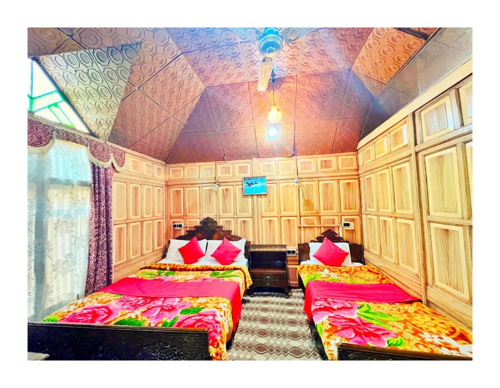 Hotel Mossess Group Of Houseboats Srīnagar Zewnętrze zdjęcie