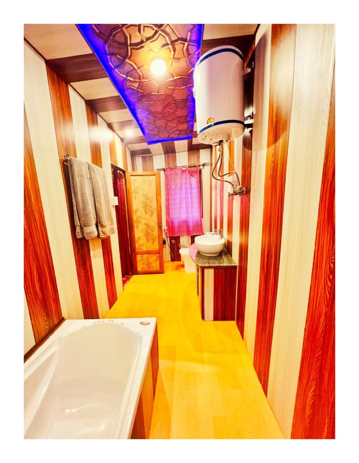 Hotel Mossess Group Of Houseboats Srīnagar Zewnętrze zdjęcie