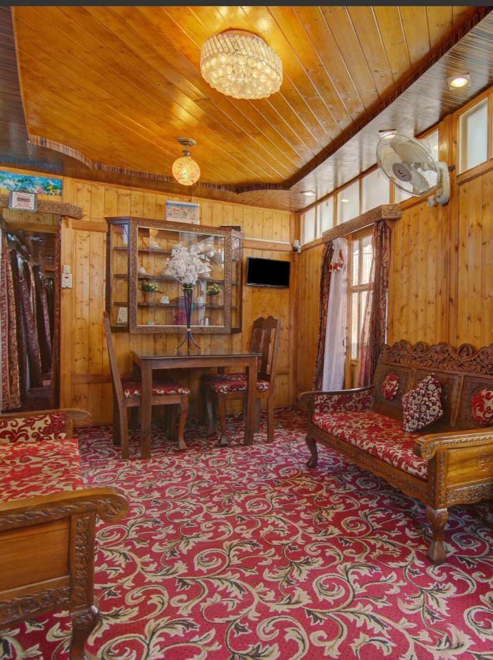Hotel Mossess Group Of Houseboats Srīnagar Zewnętrze zdjęcie